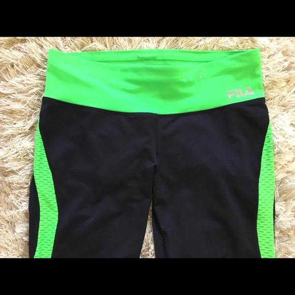 FILA Womens size M MEDIUM LIVE IN MOTION YOGA CAPRIS - Picture 2 of 4